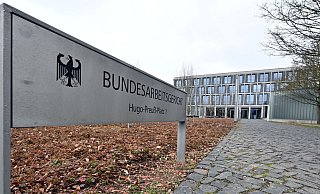 Das Bundesarbeitsgericht verhandelt über Lohngerechtigkeit zwischen Frauen und Männern (Illustration). - Martin Schutt/dpa