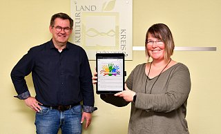 Christian Rodemeyer und Daniela Söffge zeigen das Tool "Kita-Planer". - Kreis Höxter