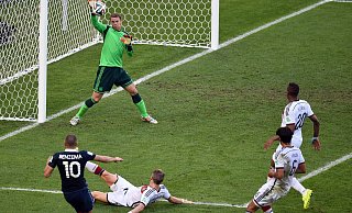 Manuel Neuer pariert den Schuss von Frankreichs Karim Benzema im WM-Viertelfinale 2014. - Marcus Brandt/dpa