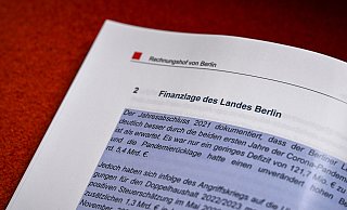 Der Jahresbericht 2022 des Rechnungshofs von Berlin liegt im Abgeordnetenhaus. - Jens Kalaene/dpa