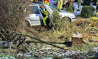 Bei Zusammenstoß in Delbrück wurde ein VW Golf in den Vorgarten eines Hauses geschleudert. - Ralph Meyer