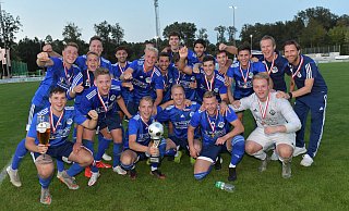 Mit Medaillen, dem Pokal und einem Getränk des Sponsors feierte das von Andre Koslowski (r.) trainierte Team des VfB Schloß Holte den großen Erfolg. - Jens Dünhölter