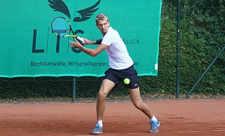 Fokussiert: Lars Hoischen spielte sich beim LTS-Cup auf der Anlage des TC Herford bis ins Halbfinale vor. Erst gegen den späteren Turniersieger war die Reise des Lokalmatadoren zu Ende. - Yvonne Gottschlich