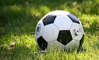 Beim Fußballspielen kann nicht gewährleistet werden, dass ausreichend Abstand eingehalten wird. - (Symbolbild): Pixabay