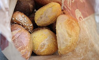 In einer Überraschungstüte, die über "Too Good to Go" gekauft wurde, befinden sich bei der Bäckerei Redeker oftmals Brote oder eine bunte Mischung Brötchen. Foto: - Leandra Finke
