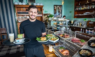 Miro Uzumyayla ist gelernter Barista, kann aber auch Frühstück servieren. Er gehört zu der Crew von 50 Mitarbeiterinnen und Mitarbeitern, die sich in zwei Schichten im Kachelhaus um das Wohl der Gäste kümmern. - Sarah Jonek Miro Uzumyayla ist gelernter Barista, kann aber auch Frühstück servieren. Er gehört zu der Crew von 50 Mitarbeiterinnen und Mitarbeitern, die sich in zwei Schichten im Kachelhaus um das Wohl der Gäste kümmern. - Sarah Jonek