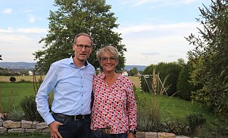 Bernd und Ulrike Poggemöller im Garten ihres Hauses auf dem Wittel. - Dirk Windmöller