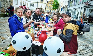 Pünktlich zum Start des Kaffeeklatsches in der Bielefelder Altstadt schloss der Himmel seine Schleusen und so stand einem außergewöhnlichen Frühstücksvergnügen von Jung und Alt nichts mehr im Weg. - Barbara Franke