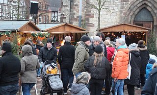 Gut gefüllt präsentierte sich der Neustadtmarktplatz zum diesjährigen neuen Warburger Wintergenuss. - Burkhard Battran