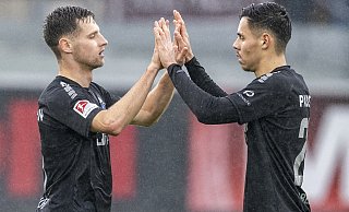 SCP-Akteur Raphael Obermair (r.) klatscht nach dem 4:3-Heimsieg gegen Fortuna Düsseldorf mit Marco Schuster ab. - dpa/picture alliance