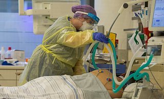 Eine Krankenschwester betreut einen Covidpatienten auf der Intensivstation des Krankenhauses Düren. (Archivbild). - Foto: Thomas Banneyer/dpa