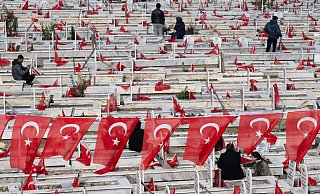 Trauernde besuchen die Gräber von Familienmitgliedern auf einem Friedhof in Antakya. - Boris Roessler/dpa