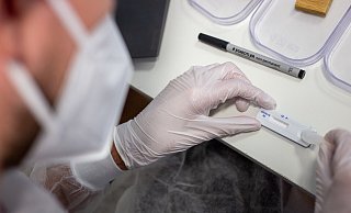 Wer auf Nummer sicher gehen will, lässt an einer Teststelle einen Corona-Test durchführen. Die Probe wird von geschultem Personal entnommen und ausgewertet. - Niklas Tüns