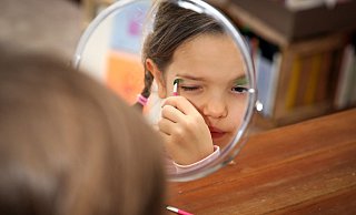 Viele Kinder-Schminksets enthalten bedenkliche oder verbotene Inhaltsstoffe: Zertifizierte Naturkosmetikprodukte bieten oft höhere Sicherheit für die Kleinen. - Mascha Brichta/dpa-tmn