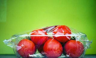 Trotz jahrelanger Nachhaltigkeitsdebatten wird Gemüse häufig noch in Plastikverpackungen verkauft. (Symbolbild) - picture alliance / dpa