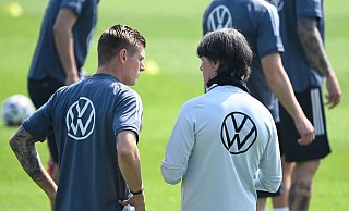 Joachim Löw (r) schätzt die Meinung von Toni Kroos. - Foto: Federico Gambarini/dpa
