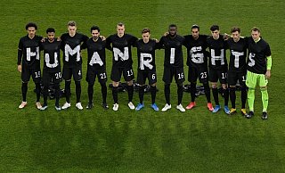 Klares Statement: Die DFB-Elf protestiert vor dem Spiel gegen Island gegen die Arbeitsbedingungen in Katar. - Foto: Tobias Schwarz/AFP-Pool/dpa