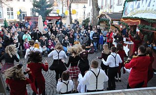 Vorführung von Sabs Tanzstudio beim Beverunger Sternenmarkt im Dezember 2019. - burkhard battran