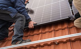 Photovoltaik wird günstiger: Die Preise für Solaranlagen sind seit Jahresbeginn um rund 15 Prozent gesunken. - Florian Schuh/dpa-tmn