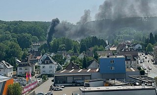 Am Windmühlenweg in Stieghorst ist am frühen Freitagnachmittag ein Feuer ausgebrochen. Die Rauchsäule war weithin sichtbar. - Felix Brenneke