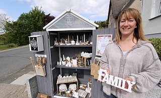 Chantal Linke neben ihrem Schranklädchen am Finkenweg in Lippinghausen. Den Schrank hat sie selbst umgestaltet. - Björn Kenter