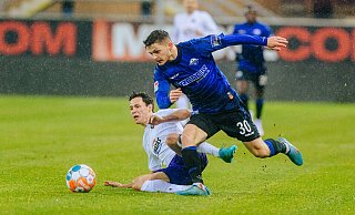 SCP-Akteur Florent Muslija (vorne), hier im Duell gegen den Auer Clemens Fandrich, wird am Wochenende in den Testspielen wohl höchstens 30 bis 45 Minuten zum Einsatz kommen. - Besim Mazhiqi