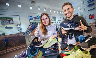 Alles, was das Läuferherz begehrt: Franzi Bossow, Hermannslauf-Siegerin von 2009, und Activ-Sportshop-Filialleiter Timo Ettrich zeigen ein buntes Laufschuh-Portfolio. - Sarah Jonek