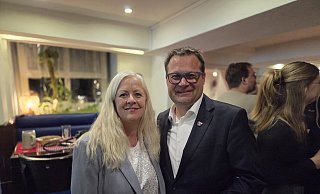 Seine Partei dominiert auch den Stadtrat: CDU-Bürgermeister Lars Bökenkröger (r) mit Lebensgefährtin Manuela Mundt. - Falk Justus Rahn