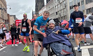 Nach etwas mehr als vier Stunden kommen Reiner Schenke und Manuel Graute beim Kölner Marathon im Ziel an. Der Jubel ist groß. - Reiner Schenke