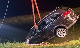 Das Auto, ein schwarzer Opel konnte noch am Abend aus dem Mittellandkanal geborgen werden. - Feuerwehr Hille