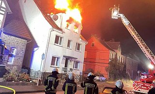 Beim Eintreffen der Einsatzkräfte in der Nacht stand der Dachstuhl bereits in Vollbrand. - Feuerwehr Lauenförde/Meyer
