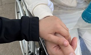 Der 36-Jährige ist wegen der Folgen der Attacke noch immer auf einen Rollstuhl angewiesen. Er lebt nach mehr als neun Monaten in Krankenhaus und Reha wieder Zuhause. - privat