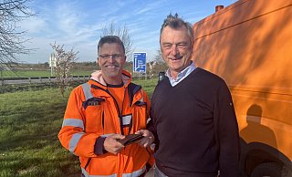So sieht Zivilcourage aus: Frank-Dietmar Hermes (l.), Streckenwart der Autobahnmeisterei Wünnenberg, hat das Portemonnaie vom Paderborner Ratsherr Robert Siemensmeyer gefunden. Beide haben sich auf dem Autohof Paderborn-Mönkeloh vergangene Woche zur Übergabe getroffen. - Renée Trippler /Die Autobahn GmbH Niederlassung Westfalen