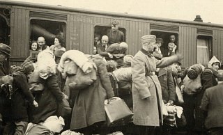Das Foto zeigt die Deportation am 13. Dezember 1941 vom Bielefelder Hauptbahhof. Auch ein Bielefelder Ehepaar musste einsteigen. - Stadtarchiv Bielefeld