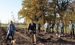 Brigitte Büscher von der Bürgerstiftung und Bürgermeister Norbert Morkes mit dem Gärtnerteam Schreiber. - Stadt Gütersloh