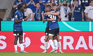 Isaiah Young (Nummer 30) bejubelt Arminias 1:0-Siegtreffer gegen Werder Bremen mit Julian Kania und Benjamin Boakye (l.). Das Trio war im Laufe der Partie eingewechselt worden. - Teresa Kroeger Isaiah Young (Nummer 30) bejubelt Arminias 1:0-Siegtreffer gegen Werder Bremen mit Julian Kania und Benjamin Boakye (l.). Das Trio war im Laufe der Partie eingewechselt worden. - Teresa Kroeger