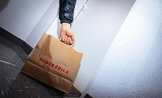 Die Tüte vor der Tür platzieren und Tschüss - das wäre die kontaktlose Variante. - Mike-Dennis Müller