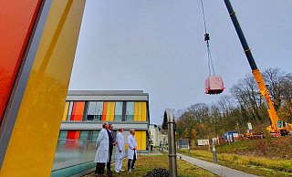 9.20 Uhr: Ein Schwerlastkran lässt das 7,3-Tonnen-MRT ins Kinderzentrum in Bethel einschweben. - Kurt Ehmke