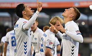 Torschütze Filip Bilbija (r.) und Teamkollege Santiago Castaneda richten nach der frühen 1:0-Führung Blick gen Himmel. - picture alliance/dpa Torschütze Filip Bilbija (r.) und Teamkollege Santiago Castaneda richten nach der frühen 1:0-Führung Blick gen Himmel. - picture alliance/dpa