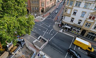 Typisch Bielefeld: Detailliert markiert an der Herforder Straße/Stresemannstraße, mit Fußgänger- und Fahrradfurten - und dann Baustellen. - Andreas Zobe