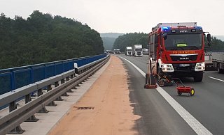 Gut 72 Sack Ölbindemittel mussten auf der Autobahn 44 eingesetzt werden, um eine Ölspur beseitigen zu können. - Feuerwehr Warburg