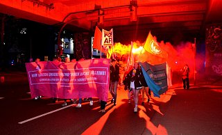 Aus Wut über die Wahlergebnisse der Rechten zündeten die Demoteilnehmer Bengalische Feuer und einen Rauchtopf. Es sieht zwar spektakulär aus, stellt aber einen Verstoß gegen das Sprengstoffgesetz dar. - Antinationale Linke