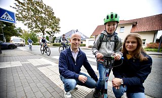 Als Eltern machen sich Tommy und Juliane Piemonte Sorgen, dass ihr Sohn Matteo (8) oder andere Schulkinder am Zebrastreifen in der Goerdelerstraße verunglücken könnten. - Rajkumar Mukherjee