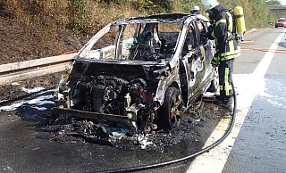 Der Wagen brannte vollkommen aus. - Feuerwehr Bad Salzuflen