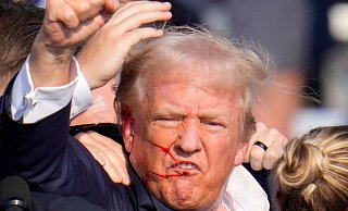Donald Trump ballt die Hand zur Faust, kurz nachdem auf ihn geschossen wurde. T-Shirts mit Fotos von diesem Moment wurden schnell von chinesischen Online-Händlern angeboten. - Gene J. Puskar/AP/dpa