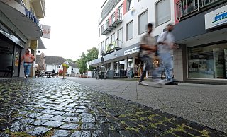 Die untere Klosterstraße soll ein neues Pflaster erhalten. Auf dem Flanierbereich an der linken Seite wird es künftig hell, die restliche Fläche erhält antrazitfarbene Platten und Bänke. - Thorsten Gödecker