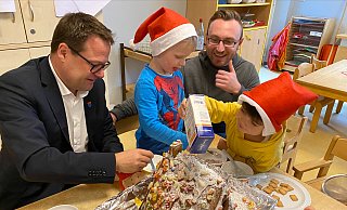 Der kommissarische Leiter der Kita Dehme Artur Atschkassow (2. v. r.) begrüßte Bürgermeister Lars Bökenkröger zum Adventsbesuch. Er half fleißig mit, das Lebkuchenhaus von Silas und Levin zu verzieren. - Nicole Sielermann