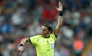 Stéphanie Frappart leitet heute als erste Schiedsrichterin eine Partie bei einer Männer-Weltmeisterschaft. - Thanassis Stavrakis/AP/dpa