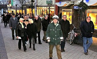 Zum 98. Mal zogen die Gegner der Nordumgehung (2. v. r. Reiner Barg) durch die Klosterstraße Richtung Rathaus. - Foto: Peter Steinert