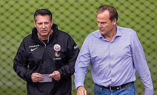 Alois Schwartz (l.) ist seit dem 22. März Cheftrainer des FC Hansa Rostock und gastiert mit den Ostseestädtern am Samstag in Paderborn. Martin Pieckenhagen (r.) ist dann nicht mehr dabei, denn der Ex-Profi wurde am Montag als Sportvorstand des FC Hansa entlassen. - dpa